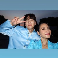 Keduanya terlihat serasi memakai beskap dan kebaya biru muda, berpadu jarik wiru. Penampilan Ji Chang Wook jadi “Mas Jawa” sontak membuat penggemar histeris. Foto: Instagram