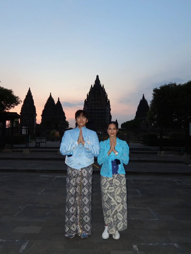 Aktor Korea Ji Chang Wook mengejutkan penggemar usai terlihat berpose di depan Candi Prambanan bersama Pevita Pearce. Foto: Instagram