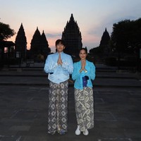 Aktor Korea Ji Chang Wook mengejutkan penggemar usai terlihat berpose di depan Candi Prambanan bersama Pevita Pearce. Foto: Instagram
