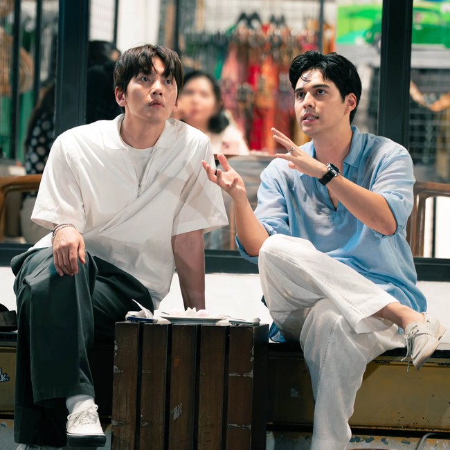 Selama di Yogyakarta, Ji Chang Wook  sempat menghabiskan waktu bersama Maxime Bouttier. Kedua aktor tampan tampak asing berbincang di sebuah cafe. Foto: Instagram