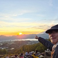 Dalam salah satu foto, bintang drama Korea Healer itu terlihat haru, menunjuk keindahan sunrise di hadapannya. Foto: Instagram