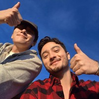 Selanjutnya Ji Chang Wook melanjutkan perjalanannya ke Bali. Kali ini, ia menantikan pemandangan sunrise di puncak Gunung Batur bersama Bryan Domani. Tampil kasual dalam balutan hoodie abu-abu. Foto: Instagram