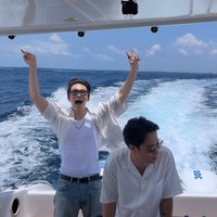 Terbaru, ada Dikta yang membagikan momen perjalanan menyeberangi lautan menaiki kapal bersama Ji Chang Wook. Kompak memakai kemeja warna putih. Foto: Instagram