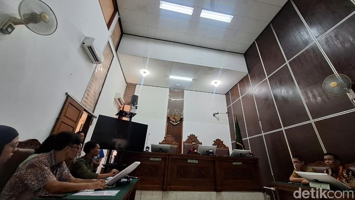 Direktur Lokataru Delpedro Marhaen mengajukan praperadilan ke Pengadilan Negeri Jakarta Selatan terkait kasus dugaan penghasutan aksi demonstrasi. (Mulia Budi/detikcom)