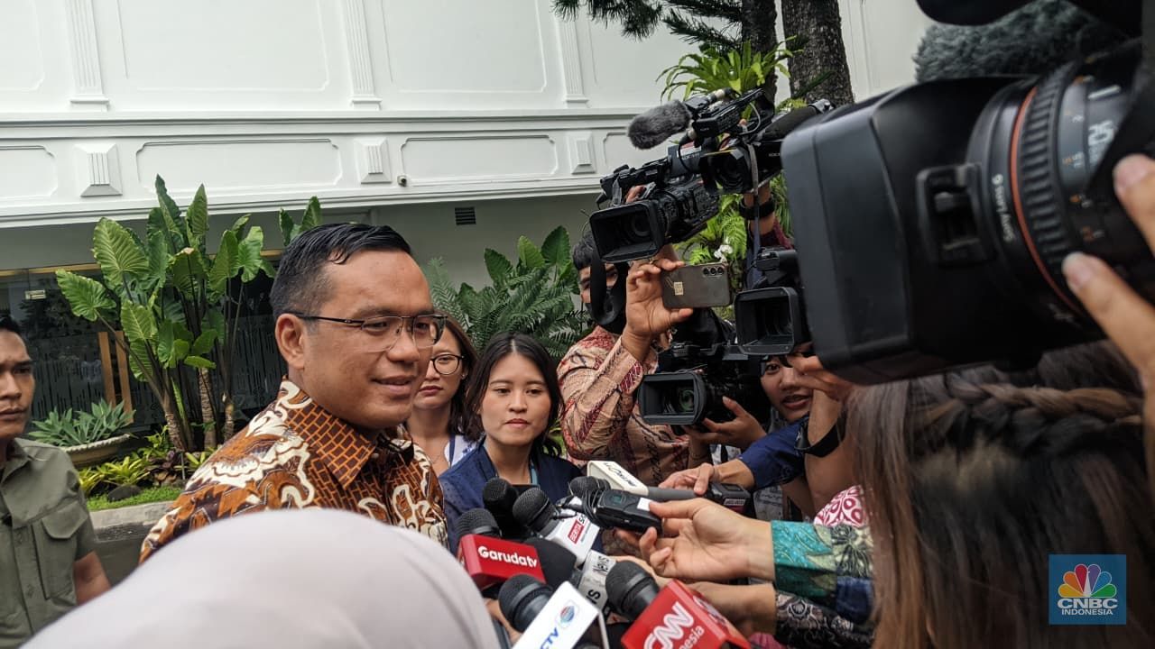 Direktur Utama Pertamina, Simon Aloysius Mantiri tiba di Istana Negara, Jakarta, Jumat (17/10/2025). (CNBC Indonesia/Emir Yanwardhana)