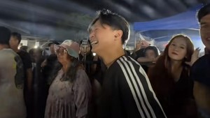 Sesampainya di lokasi, DJ Bravy dan tim disambut beberapa orang. Bravy lebih dulu memakai penutup telinga karena baru pertama kali mendengarkan sound horeg. Foto: TikTok @bravyson_vconk