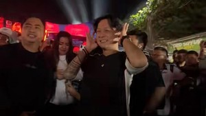 Kekasih Erika Carlina itu juga meladeni beberapa permintaan foto dan menyalami beberapa orang yang menyapanya. Foto: TikTok @bravyson_vconk