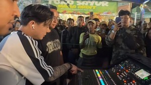 Bravy menjajal jadi operator sound horeg dan memainkan irama lagu dan joget bersama penonton sound horeg lainnya. Foto: TikTok @bravyson_vconk