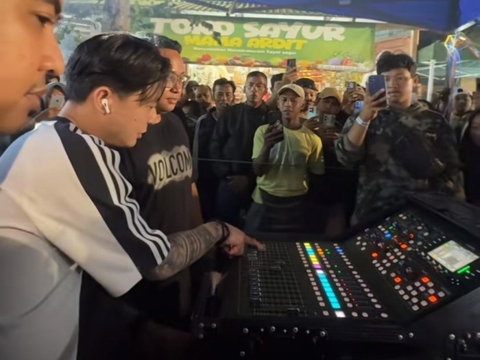 DJ Bravy menonton festival Sound Horeg.