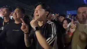 Dia dan tim terlihat asyik mendengarkan musik dan berjoget dengan tawa. Foto: TikTok @bravyson_vconk