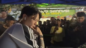 DJ Bravy bergaya ala operator sound horeg viral, Memet Potensio atau kerap dipanggil Thomas Alva Edisound. Bravy juga memberikan pesan untuk mengedepankan ketertiban untuk festival tersebut. Foto: TikTok @bravyson_vconk