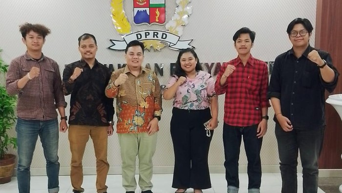 DPRD Kota Bogor menerima kunjungan audiensi Badan Eksekutif Mahasiswa (BEM) Universitas Pakuan (Unpak) di kantor DPRD Kota Bogor, Rabu (15/10/2025).