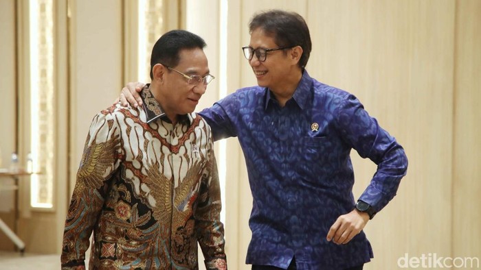 Menteri Kesehatan Budi Gunadi Sadikin memperkenalkan wakil menteri kesehatan baru, dr Benjamin Paulus, dalam konferensi pers di Jakarta, Jumat (17/10/2025).