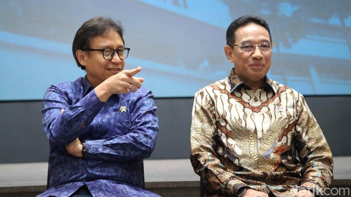 Menteri Kesehatan Budi Gunadi Sadikin memperkenalkan wakil menteri kesehatan baru, dr Benjamin Paulus, dalam konferensi pers di Jakarta, Jumat (17/10/2025).