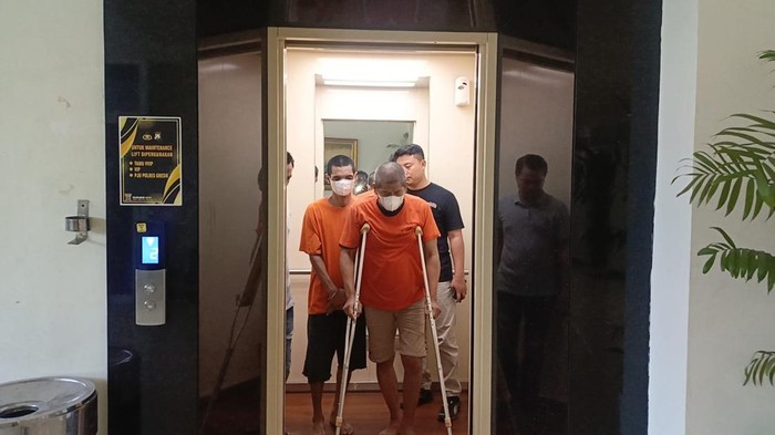 Dua orang diduga pengguna sekaligus pengedar yang digerebek saat nyabu di Gresik. Dua orang diduga pengguna sekaligus pengedar yang digerebek saat nyabu di Gresik.