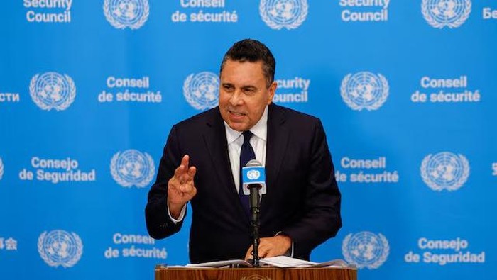 Venezuelan Ambassador to the United Nations Samuel Moncada speaks during a stakeout at U.N. headquarters in New York City, U.S., October 16, 2025. The Trump administration confirmed on Wednesday that it had authorized the Central Intelligence Agency (CIA) to conduct covert operations in Venezuela. REUTERS/Kylie Cooper Purchase Licensing Rights