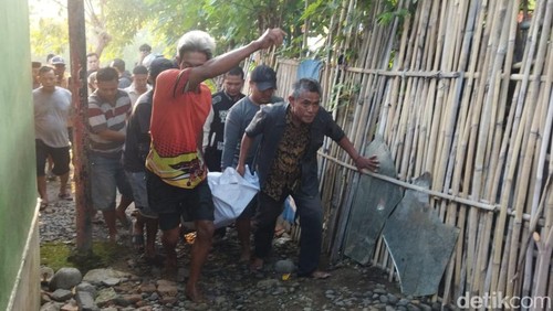 Petugas dan warga saat mengevakuasi remaja yang hilang saat bikin konten lompat dari jembatan di Tegal, Jumat (17/10/2025).