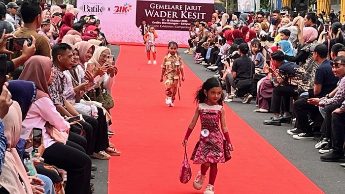 Fashion on Pedestrian Banyuwangi Batik Fest 2025