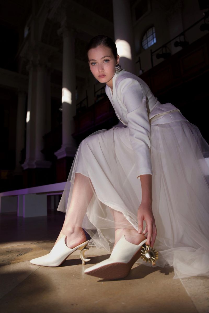 Fashion Show Tran Hung Model mengenakan busana rancangan Tran Hung di London Fashion Week. Sepatu oleh 1001 Shoes.
