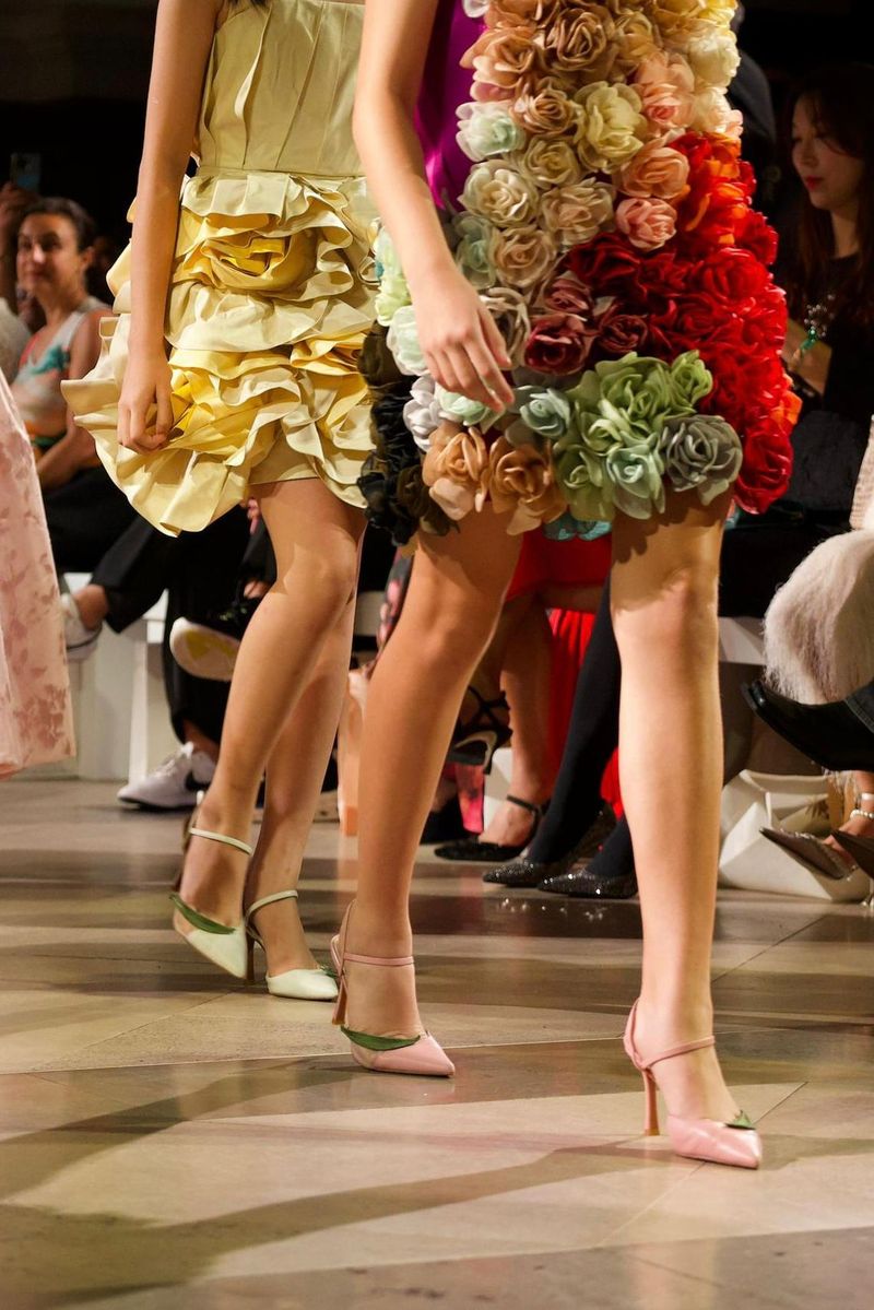 Fashion Show Tran Hung Model mengenakan busana rancangan Tran Hung di London Fashion Week. Sepatu oleh 1001 Shoes.