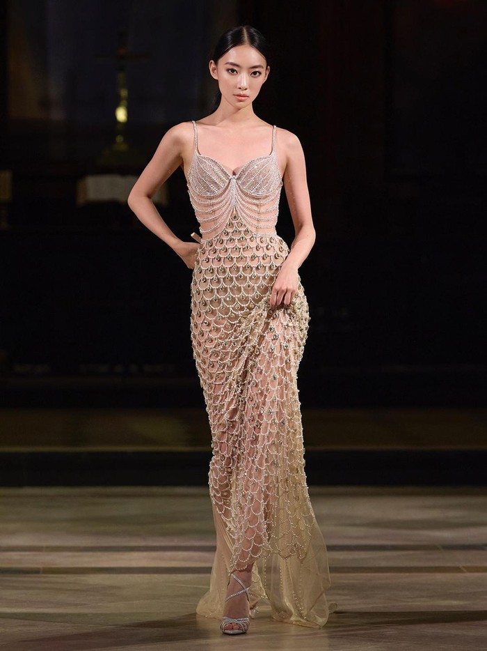 Model mengenakan busana rancangan Tran Hung di London Fashion Week. Sepatu oleh 1001 Shoes.