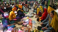 Pemuka adat duduk bersila di depan baki berisi aneka makanan saat Festival 1000 Baki Salama Valangguni di Palu, Sulawesi Tengah, Kamis (16/10/2025) malam. Foto: ANTARA FOTO/Basri Marzuki