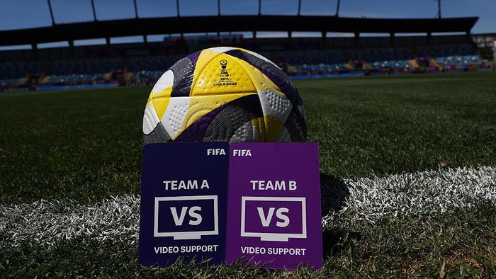 FVS Card RANCAGUA, CHILE - OCTOBER 09: A detailed view of the match ball next to the Football Video Support -FVS cards during the FIFA U-20 World Cup Chile 2025 Round of 16 match between USA and Italy at Estadio El Teniente on October 09, 2025 in Rancagua, Chile. (Photo by Marcelo Hernandez - FIFA/FIFA via Getty Images)