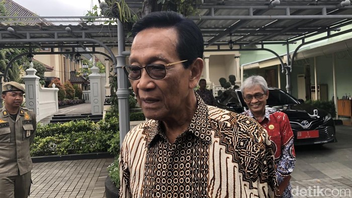 Gubernur DIY Sri Sultan Hamengku Buwono X di Kompleks Kepatihan, Jumat (17/10/2025).