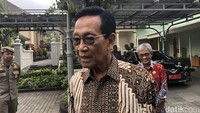Kebiasaan Sultan Jogja Saat Naik Pesawat: Selalu Bawa Tas Sendiri Kebiasaan Sultan Jogja Saat Naik Pesawat: Selalu Bawa Tas Sendiri