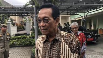 Kebiasaan Sultan Jogja Saat Naik Pesawat: Selalu Bawa Tas Sendiri Kebiasaan Sultan Jogja Saat Naik Pesawat: Selalu Bawa Tas Sendiri