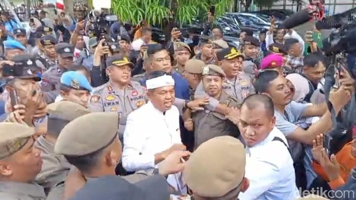 Gubernur Jabar Dedi Mulyadi di gedung DPRD Kota Tasikmalaya.