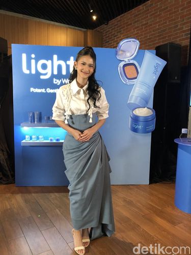 Harleya Princy-Wardah Wardah rilis Light+, brand halal dari Gen Z untuk Gen Z. Fokus pada 3 basic skincare & cushion Nano Niacinamide. Formula ringan, inovatif, dermatologist tested, Harleya Princy jadi brand ambasador.