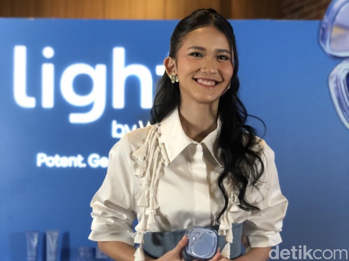 Wardah rilis Light+, brand halal dari Gen Z untuk Gen Z. Fokus pada 3 basic skincare & cushion Nano Niacinamide. Formula ringan, inovatif, dermatologist tested, Harleya Princy jadi brand ambasador.