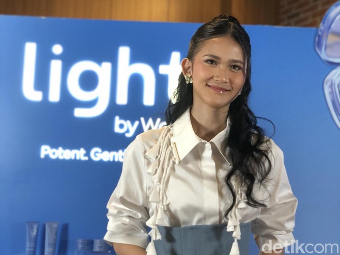 Wardah rilis Light+, brand halal dari Gen Z untuk Gen Z. Fokus pada 3 basic skincare & cushion Nano Niacinamide. Formula ringan, inovatif, dermatologist tested, Harleya Princy jadi brand ambasador.