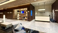 Desain area resepsionis yang tak kalah elegan. Antusiasme pasar terhadap hotel Golden Tulip Essential PIK 2 ini begitu besar, tercatat dengan okupansi yang hampir 100% untuk akhir pekan ini. (dok. Golden Tulip Essential PIK2 Jakarta)