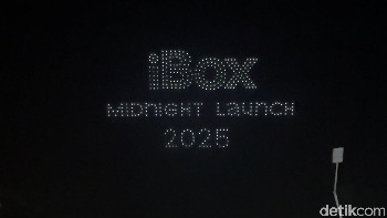 Atraksi drone jelang peluncuran iPhone 17. Foto: Adi Fida Rahman/detikINET