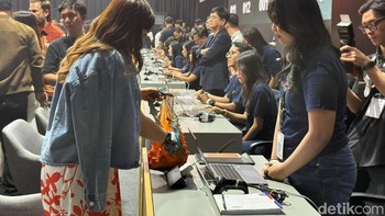 Para konsumen yang telah melakukan preorder langsung mengambil unit pesanannya. Foto: Adi Fida Rahman/detikINET