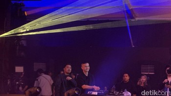 Jelang tengah malam, DJ Herjunot Ali memanaskan suasana. Foto: Adi Fida Rahman/detikINEt