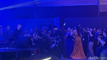 Para pengunjung diajak joget menyemarakan pesta peluncuran iPhone 17. Foto: Adi Fida Rahman/detikINEt