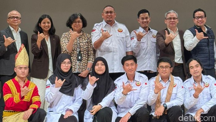 Ketua Umum DPP IKM bersama pengurus IKM Jepang dan Kuasa Usaha Ad Interim KBRI Tokyo Maria Renata Hutagalung (kiri Andre Rosiade).