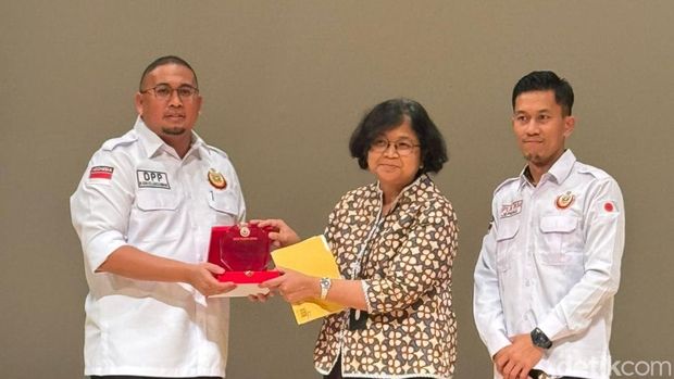 Ketua Umum DPP IKM bersama pengurus IKM Jepang dan Kuasa Usaha Ad Interim KBRI Tokyo Maria Renata Hutagalung (kiri Andre Rosiade).