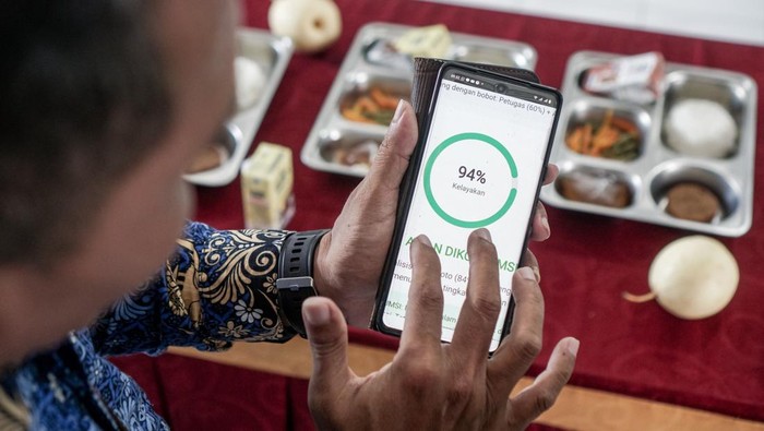 Guru memeriksa menu Makan Bergizi Gratis (MBG) dengan aplikasi berbasis android Save Eat di SMA Negeri II Karanganyar, Jawa Tengah, Jumat (17/10/2025). Sekolah tersebut memanfaatkan aplikasi yang dikembangkan guru setempat untuk memeriksa kelayakan konsumsi menu makanan MBG sebelum dibagikan kepada siswa sebagai upaya deteksi awal menghindari kasus keracunan. ANTARA FOTO/Mohammad Ayudha/foc.