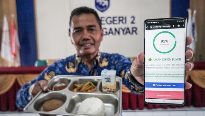 Guru memeriksa menu Makan Bergizi Gratis (MBG) dengan aplikasi berbasis android Save Eat di SMA Negeri II Karanganyar, Jawa Tengah, Jumat (17/10/2025). Sekolah tersebut memanfaatkan aplikasi yang dikembangkan guru setempat untuk memeriksa kelayakan konsumsi menu makanan MBG sebelum dibagikan kepada siswa sebagai upaya deteksi awal menghindari kasus keracunan. ANTARA FOTO/Mohammad Ayudha/foc.