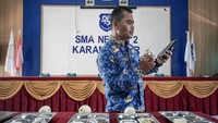 Guru memeriksa menu Makan Bergizi Gratis (MBG) dengan aplikasi berbasis android Save Eat di SMA Negeri 2 Karanganyar, Jawa Tengah, Jumat (17/10/2025). Foto: ANTARA FOTO/Mohammad Ayudha