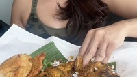 Punya program diet, Melaney tetap bisa makan enak. Salah satunya menyantap nasi bungkus dengan lauk sayuran sampai ayam bakar. Foto: Instagram @melaney_ricardo