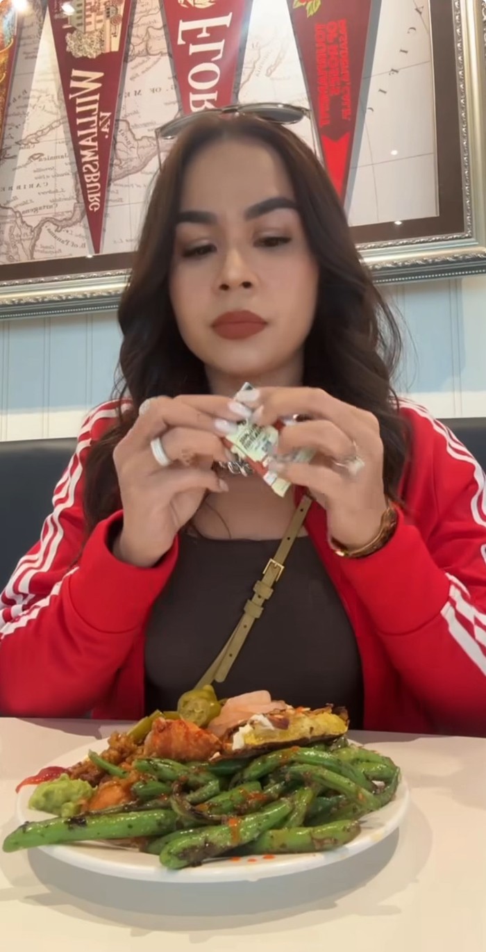 Instagram @melaney_ricardo