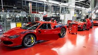 Bodi mobil Ferrari dipoles hingga berkilau di ruang perakitan. Perpaduan estetika dan teknologi menjadi kunci transisi menuju masa depan listrik. Foto: REUTERS/Remo Casilli