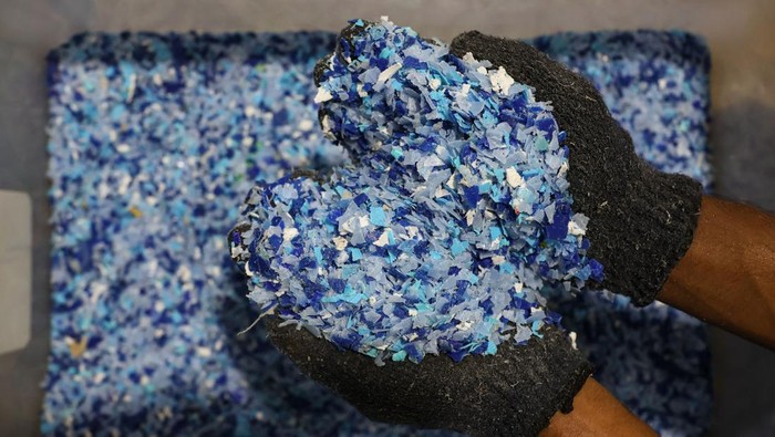 Pekerja menyelesaikan pembuatan kursi berbahan sampah plastik di rumah produksi Rappo Indonesia di Makassar, Sulawesi Selatan, Kamis (16/10/2025). Rumah produksi tersebut mendaur ulang sampah plastik jenis HDPE (high desity polyethylene) dan PP (polypropylene) menjadi perabot seperti kursi dan meja yang dipasarkan ke sejumlah daerah di Indonesia dengan kapasitas pengolahan mencapai tiga ton sampah per bulan. 
ANTARA FOTO/Arnas Padda/nz