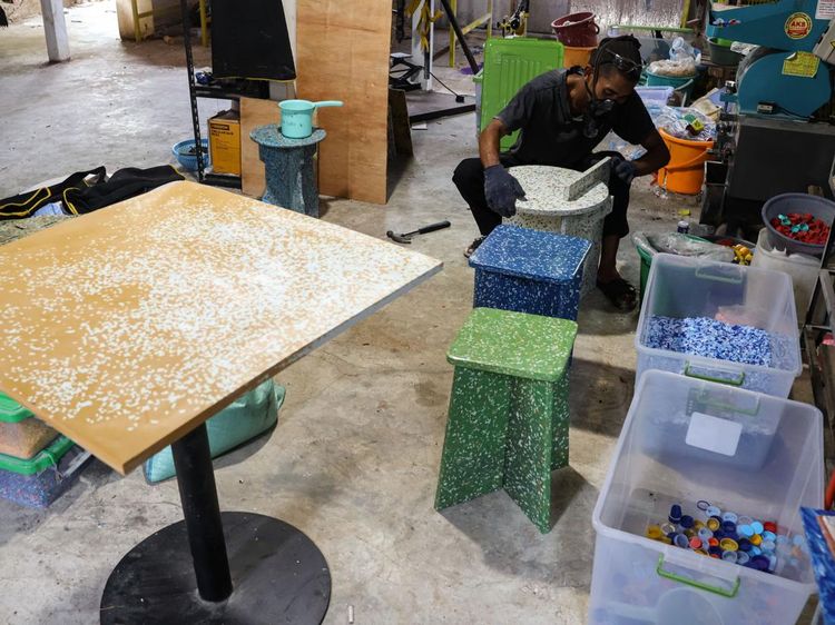 Intip Sampah Plastik Disulap Jadi Perabot Ramah Lingkungan