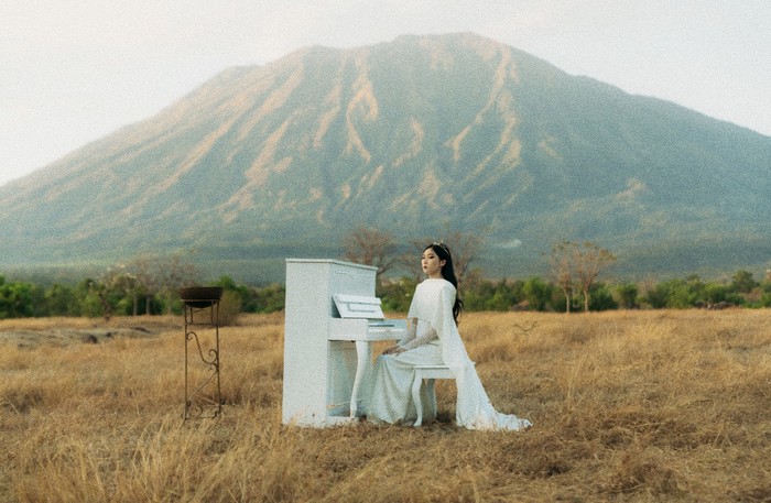 Isyana Sarasvati merilis single Im on My Way dari album EKLEKTIKO. Lagu ini menggambarkan perjalanan spiritual dan refleksi hidupnya.